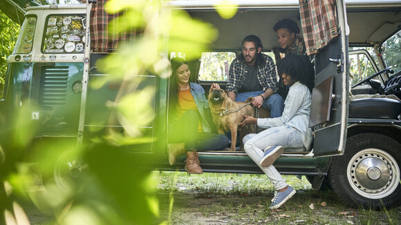 Freunde mit Hund in einem Van