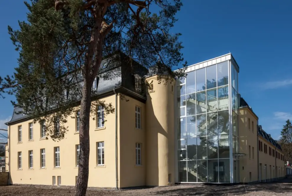 Schlossparkfest lockt am 26. Mai 2013 zum Bergischen Frühling rund um das Chateau Venauen in Rösrath