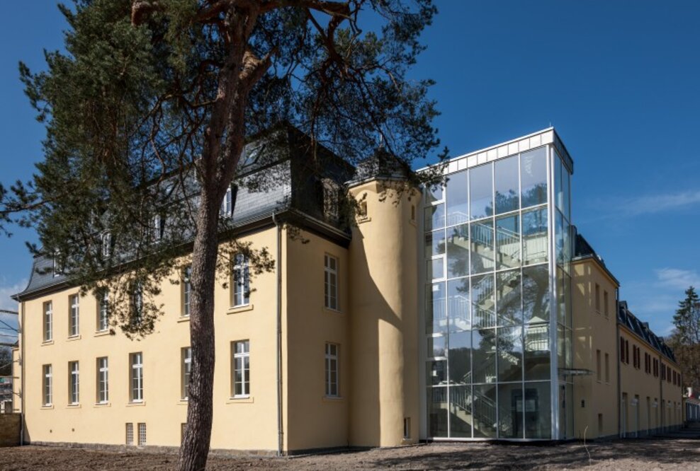 Schlossparkfest lockt am 26. Mai 2013 zum Bergischen Frühling rund um das Chateau Venauen in Rösrath