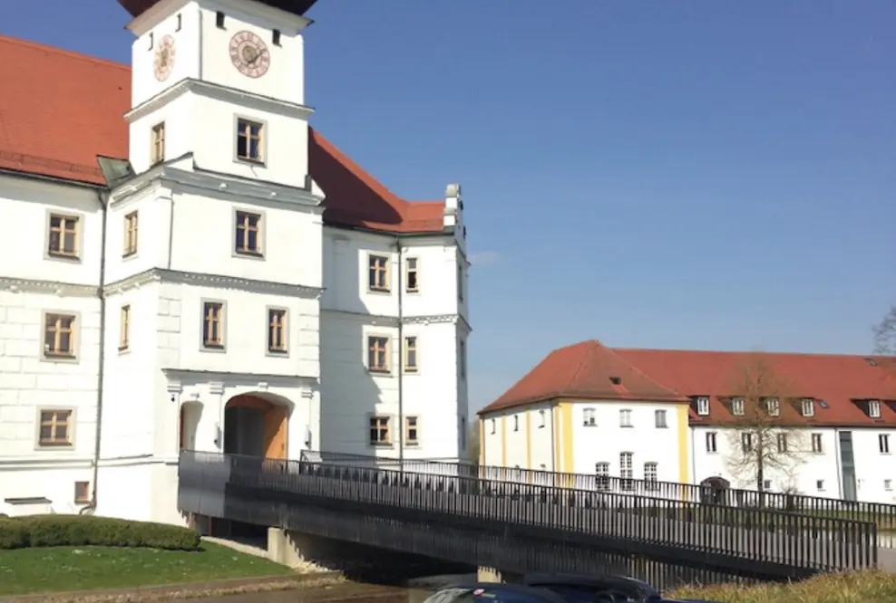 Auf Schloss Hohenkammer dreht sich alles um Elektrofahrzeuge