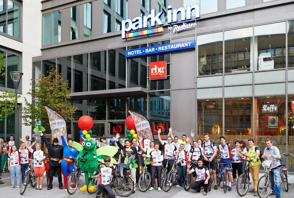 Carlson Rezidor feiert seinen 10. Responsible Business Action Month und 107.000 Euro an die World Childhood Fou