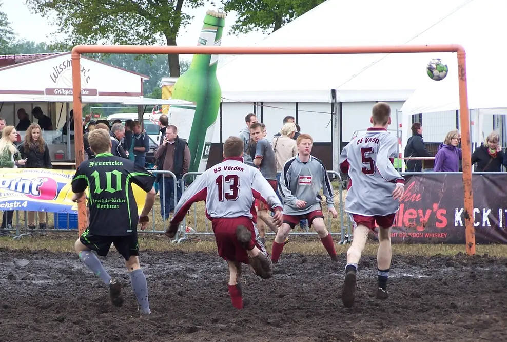 Deutsche Moorfußball Meisterschaft 2014: Alle Titelverteidiger sind wieder dabei