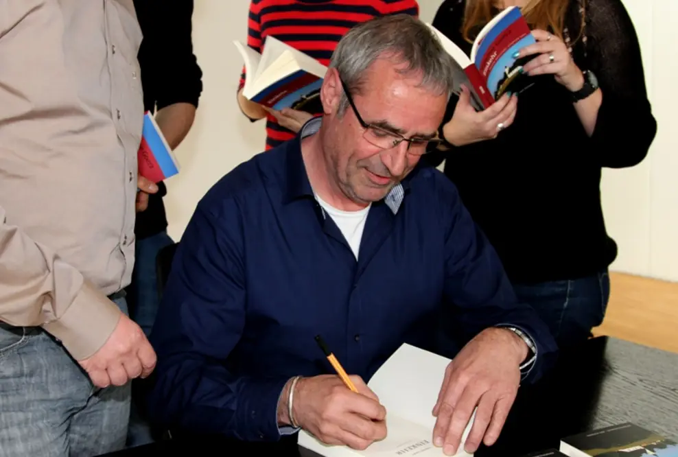 Autor Tommie Goerz signiert bei hl-studios sein neues Buch Einkehr