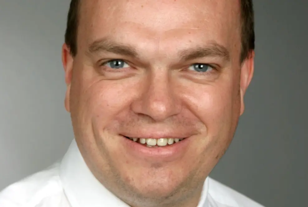 Welcher Hausnotruf ist für Senioren optimal_Pflege-Experte Frank Schiller liefert Entscheidungshilfe