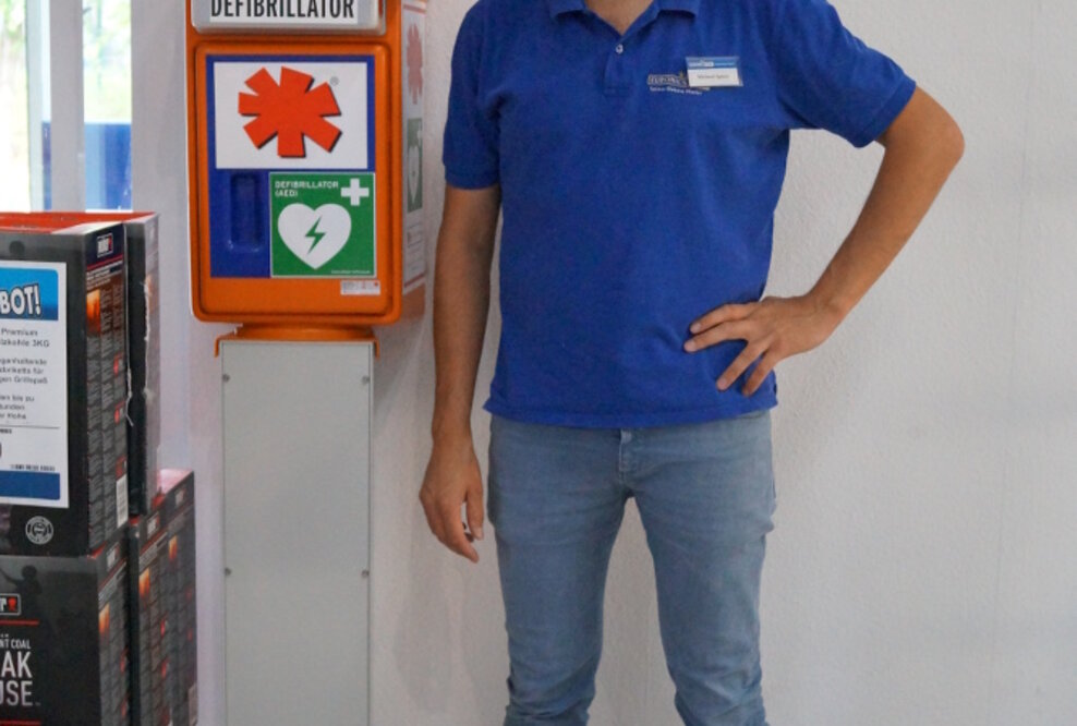 Elektronik kann Leben retten – zwei AED-Säulen in Euronics-Elektromärkten aufgestellt