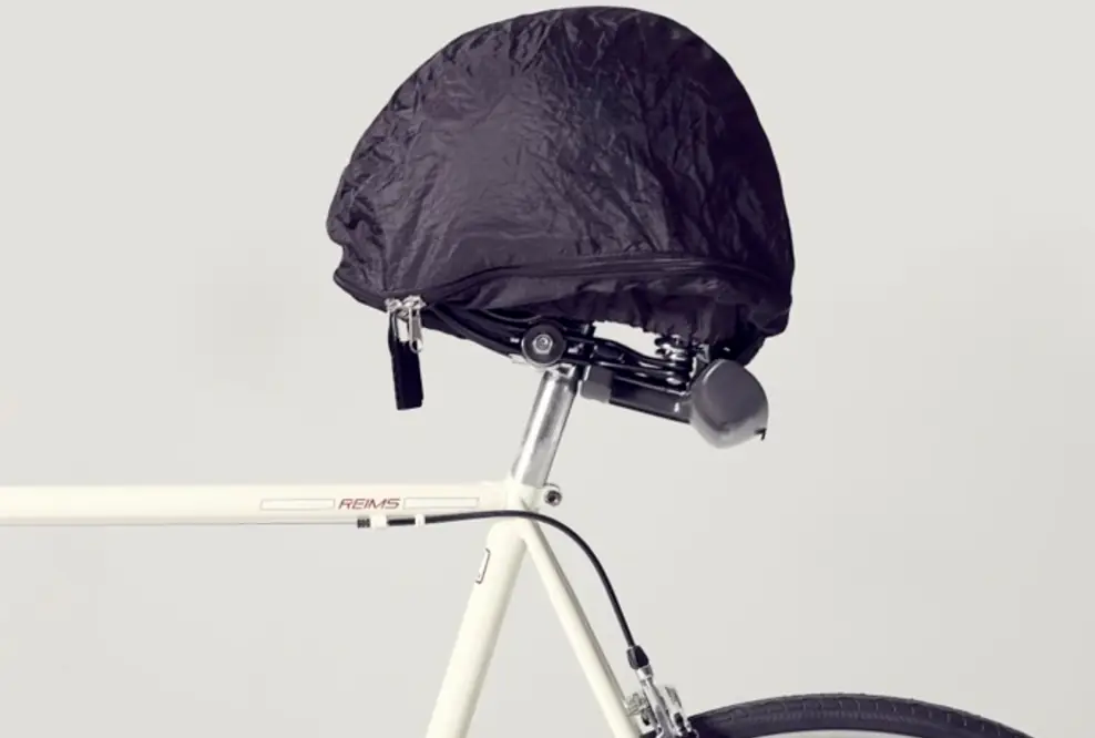 Einfaches Verstauen des Fahrradhelms beim Einkaufen und dem Cafébesuch