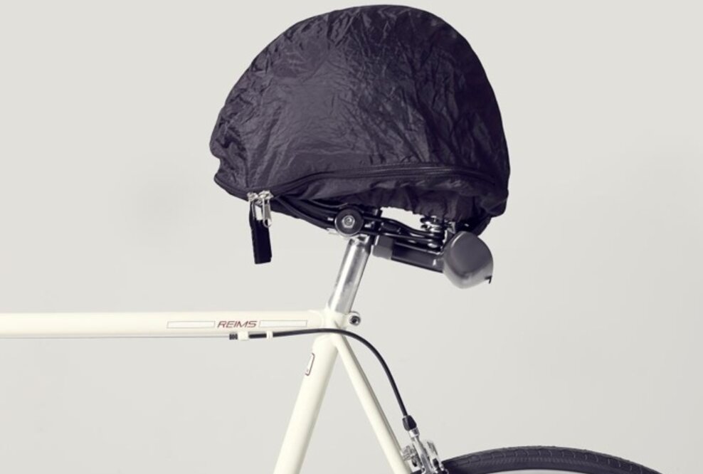 Einfaches Verstauen des Fahrradhelms beim Einkaufen und dem Cafébesuch
