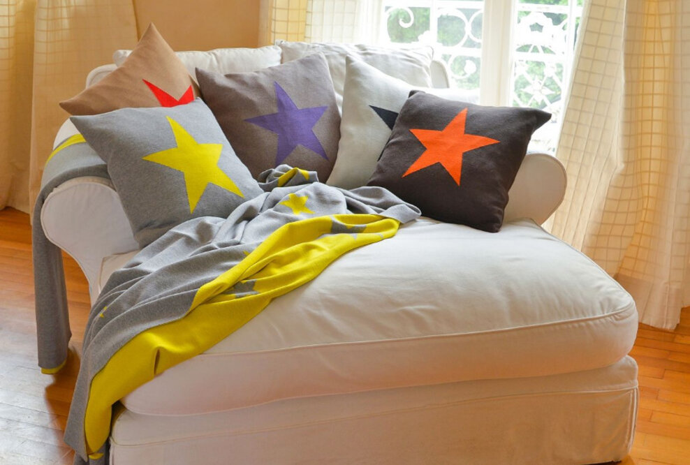 Lenz & Leif verführt mit superweichen Merinodecken und Merinokissen in trendigen Farben und klaren Motiven zum