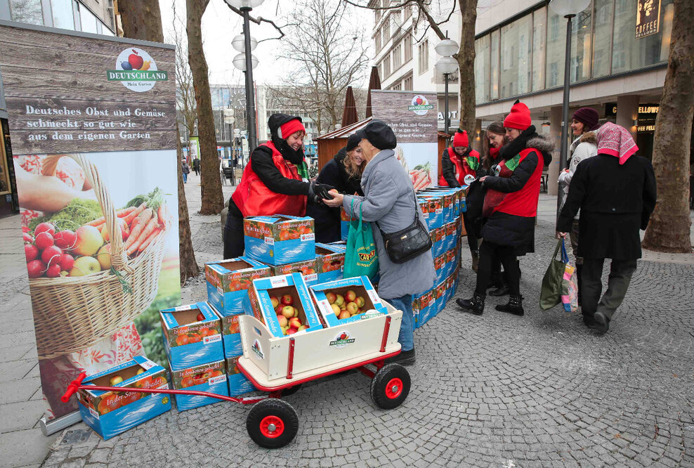 Ein Hoch auf den Apfel: Erzeuger verschenken 20.000 Früchte in deutschen Großstädten