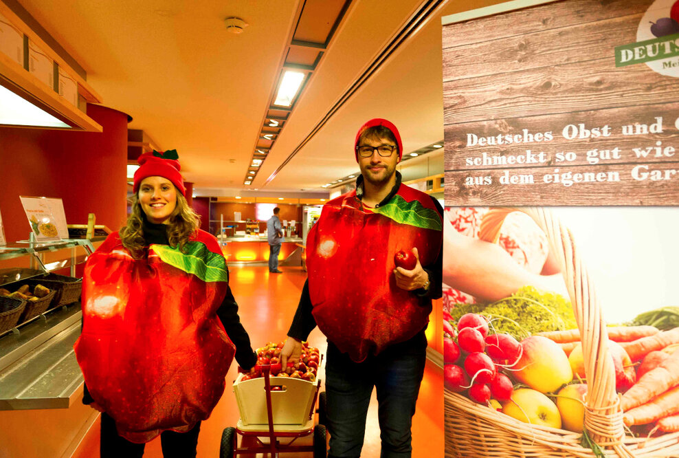 Zugreifen und zubeißen: Erzeuger verschenken Äpfel auf dem Campus Berliner Tor der HAW