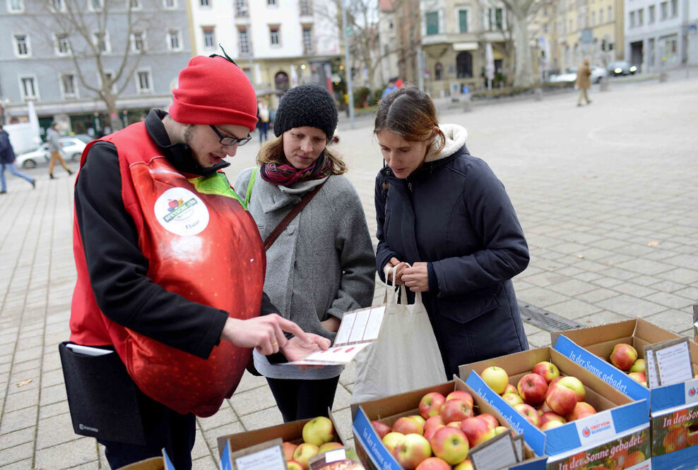 Zugreifen und zubeißen: Erzeuger verschenken Äpfel auf dem Wilhelmsplatz