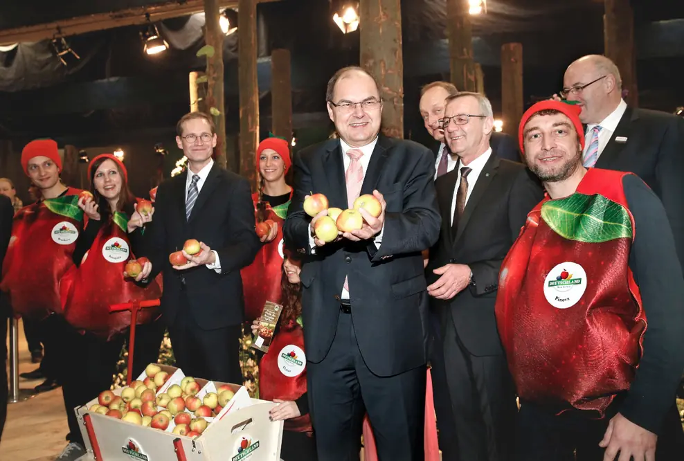 Zugreifen und zubeißen: Erzeuger verschenken Äpfel während der Internationalen Grünen Woche