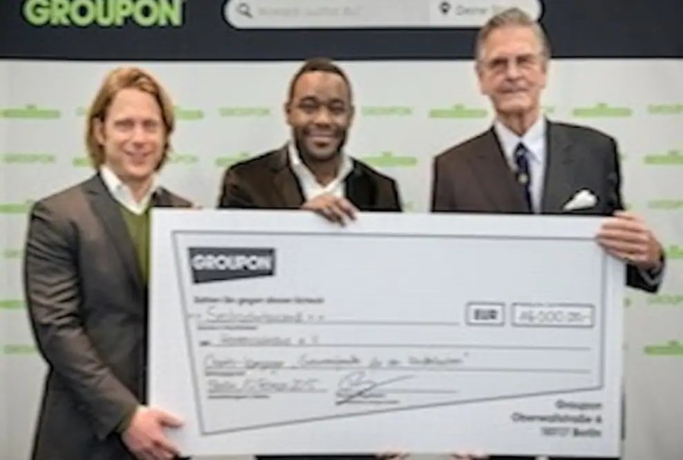Sternekoch Nelson Müller und Groupon übergeben Spenden an Herzenswünsche