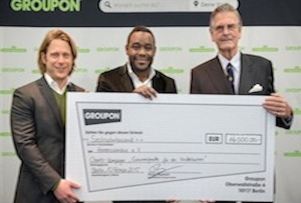 Sternekoch Nelson Müller und Groupon übergeben Spenden an Herzenswünsche
