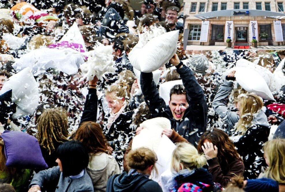 Hier fliegen die Federn: BLU Pillow Fight Day