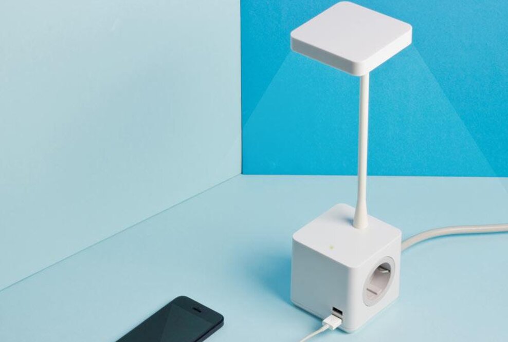 Innovative Tischleuchte Cubert von CBS: Kombination aus Licht und Aufladegerät!