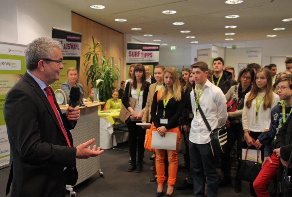 Nachwuchsgewinnung: Metall- und Elektro-Unternehmen treffen beim SPEED DATING auf Jugendliche aus der Region
