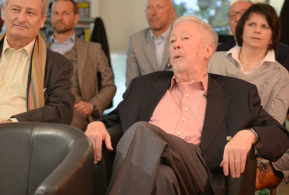 Bildübergabe von Gerster an The Global Fine Art GmbH im Film