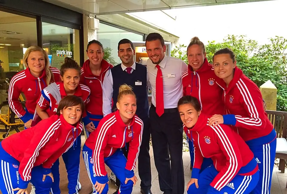 „Frauen vor, noch ein Tor“: Frauen-Mannschaft des FC Bayern München zu Gast im Park Inn by Radisson Bielefeld
