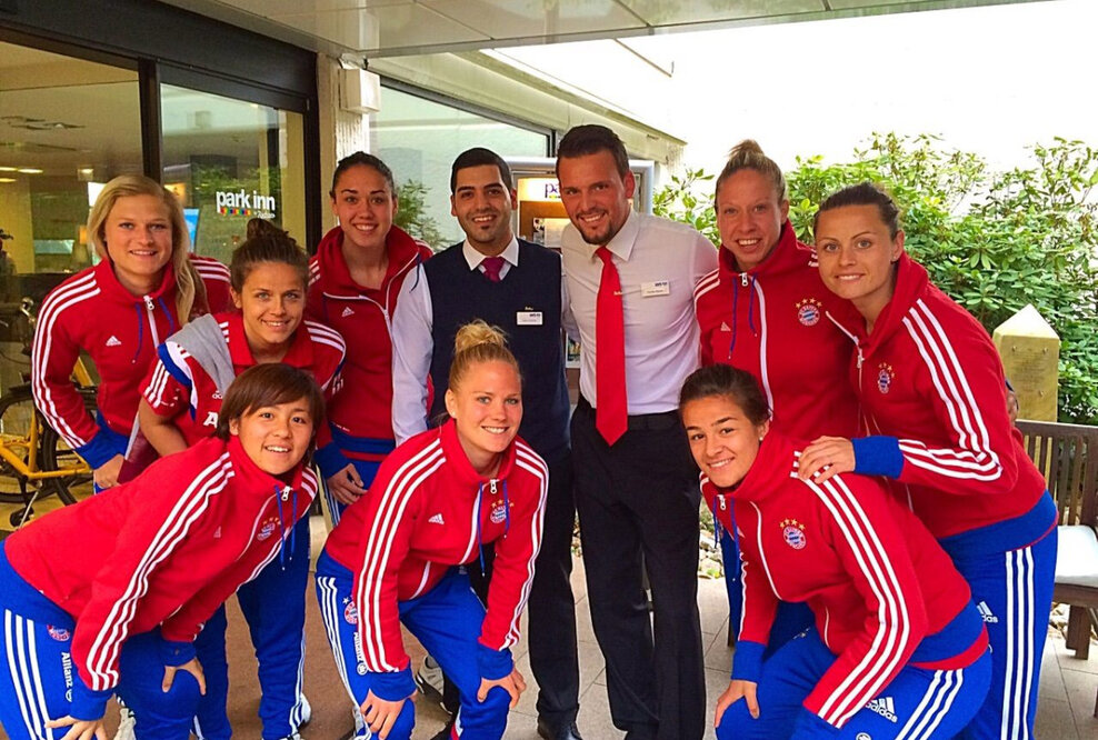 „Frauen vor, noch ein Tor“: Frauen-Mannschaft des FC Bayern München zu Gast im Park Inn by Radisson Bielefeld