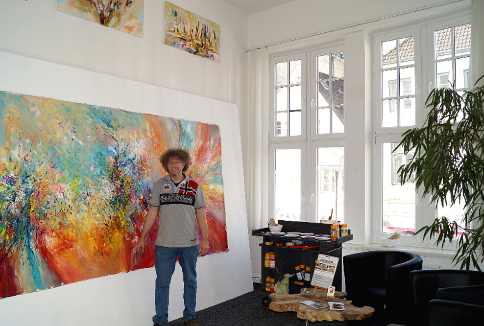 Inspirierender Platz für abstrakte Großformate: Stadt-Atelier eröffnet