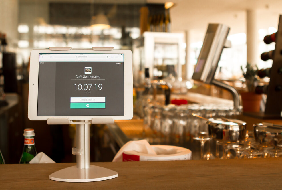 Junge Darmstädter Gründer starten mit Zeiterfassungs-App für Gastronomen durch