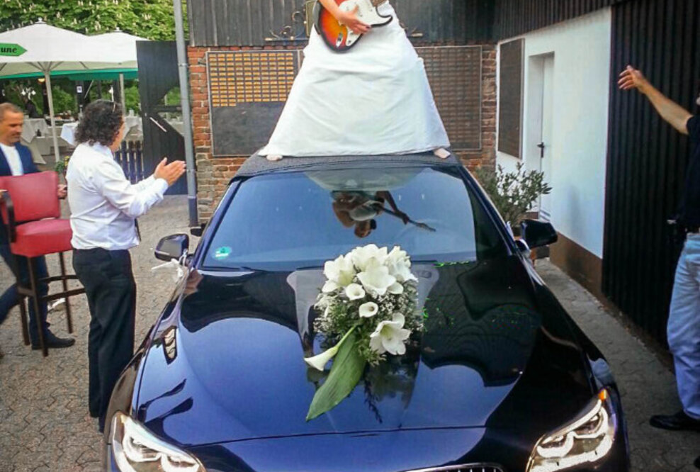 Warum die Braut auf dem Auto tanzt