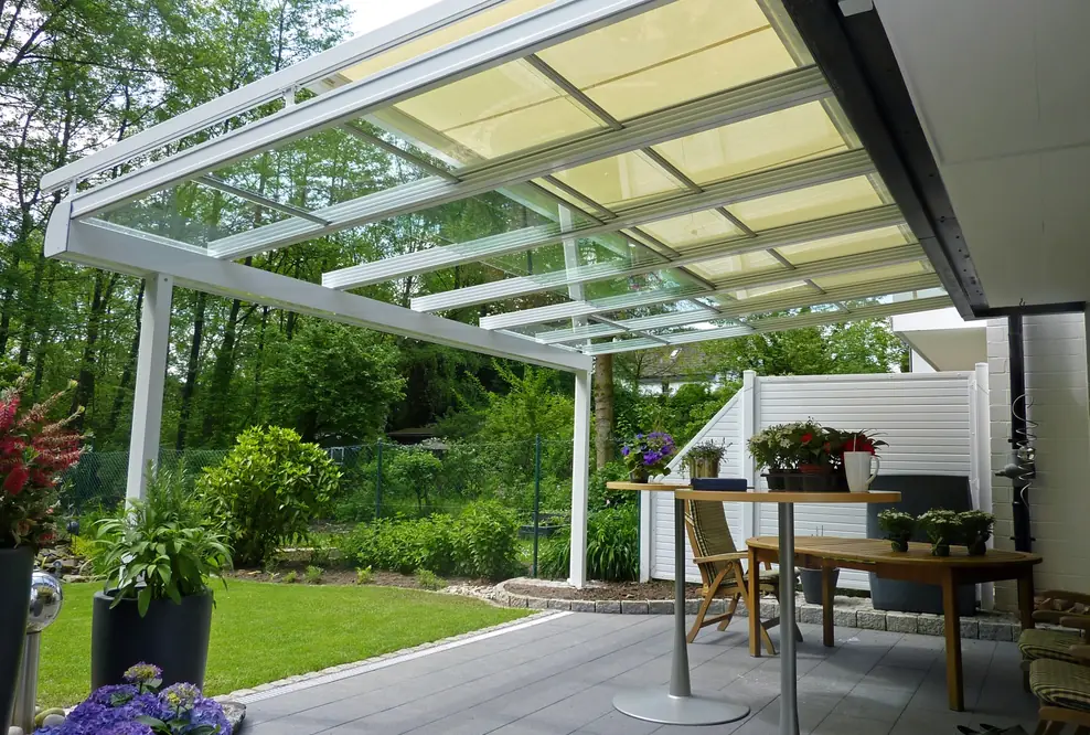 Oben ohne und doch mit Köpfchen – Sicher unter Glas relaxen