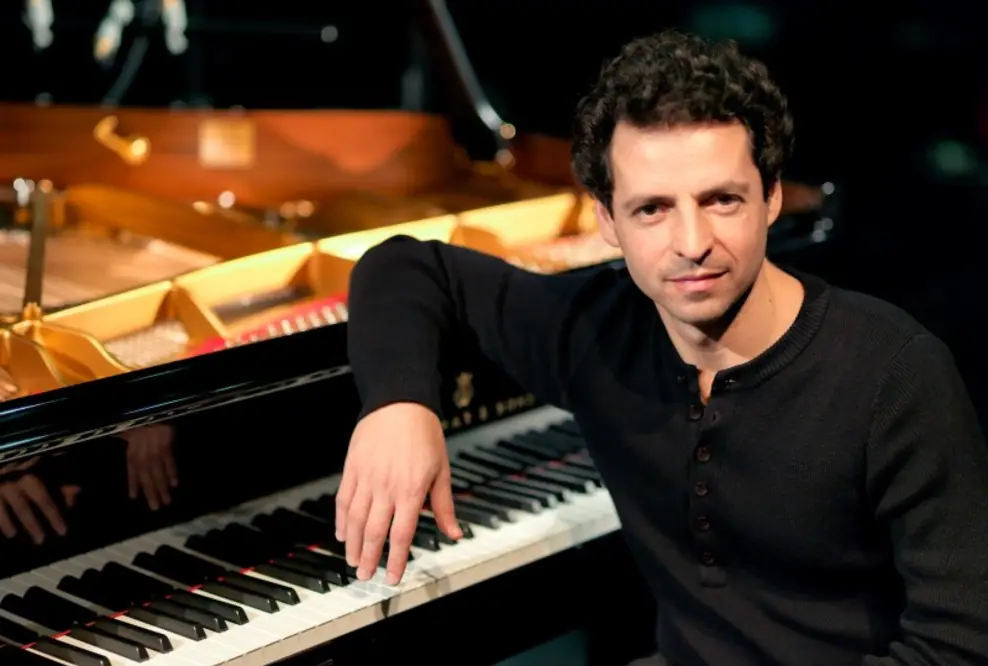 Pianist Roman Zaslavsky spielt bei Ladies Lunch