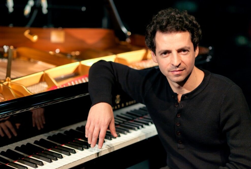 Pianist Roman Zaslavsky spielt bei Ladies Lunch