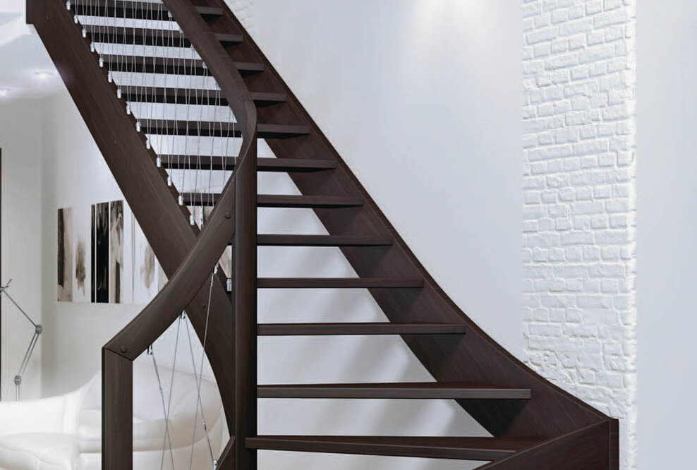 Streger ergänzt sein Treppensortiment durch Wangentreppe mit Geländer aus Edelstahlseilen