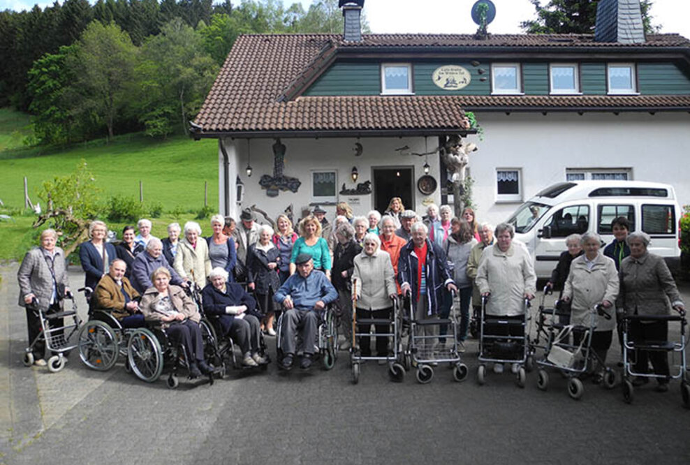 Erster gemeinsamer Senioren-Ausflug - Mitarbeiter und Senioren aus vier Einrichtungen der Hospitalgesellschaft