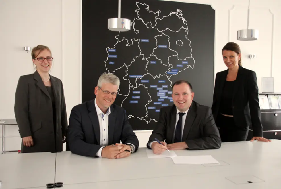 Vertragsunterzeichnung an den Eckert Schulen: