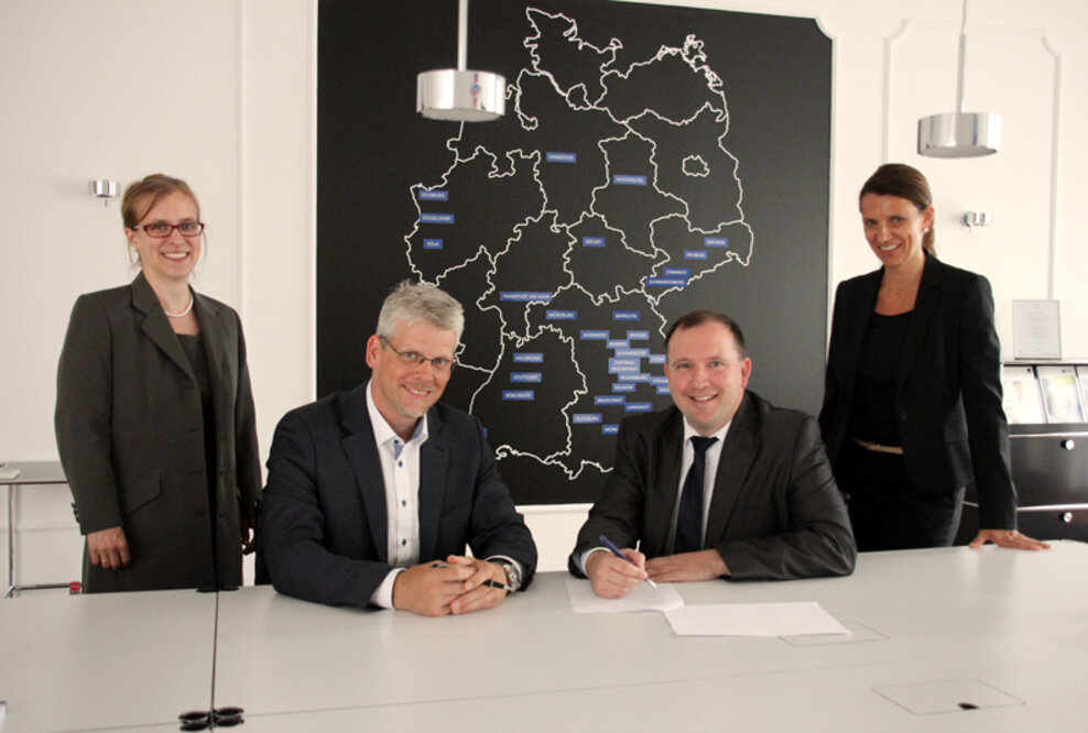 Vertragsunterzeichnung an den Eckert Schulen: