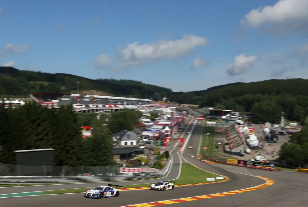 Audi R8 LMS erringt Platz zwei und drei in Spa