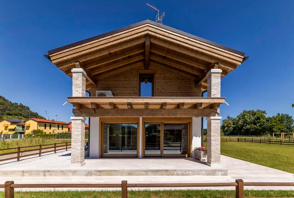 Holzhaus mit ausdrucksstarkem Materialmix