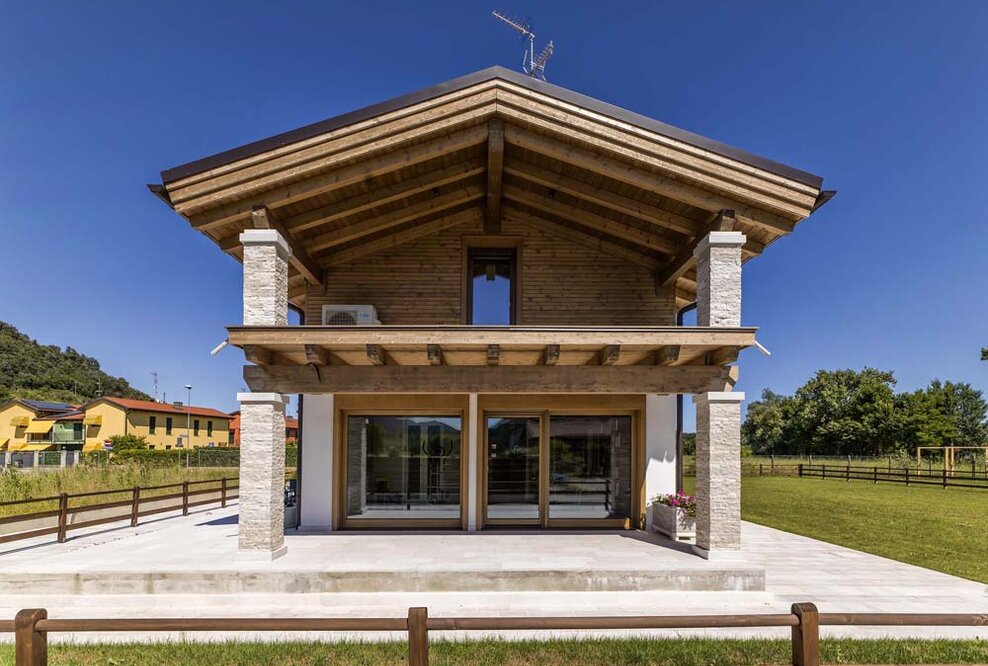 Holzhaus mit ausdrucksstarkem Materialmix