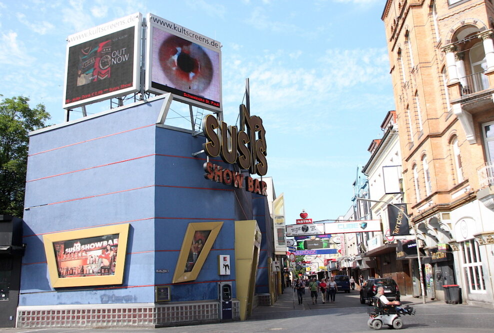 Kunst-Aktion: Riesen-Auge über(wacht) Hamburg