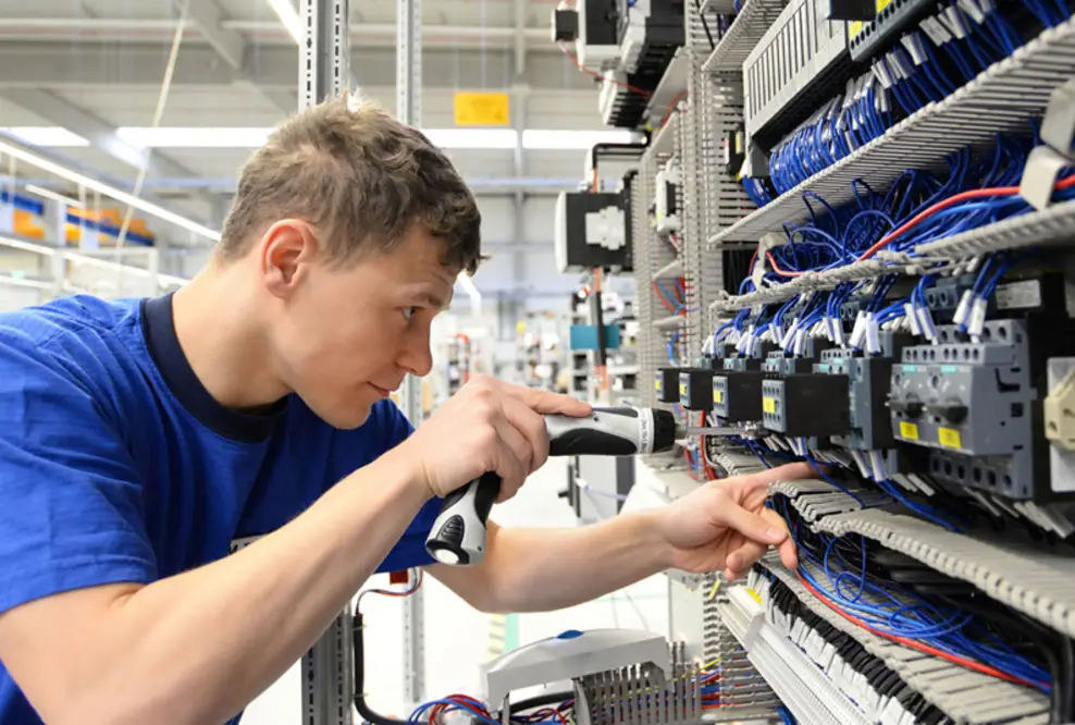 Von Null auf 800 in fünf Jahren: Bayerns führende „Praktiker-Universität“ mit Rekordwachstum im Rheinland
