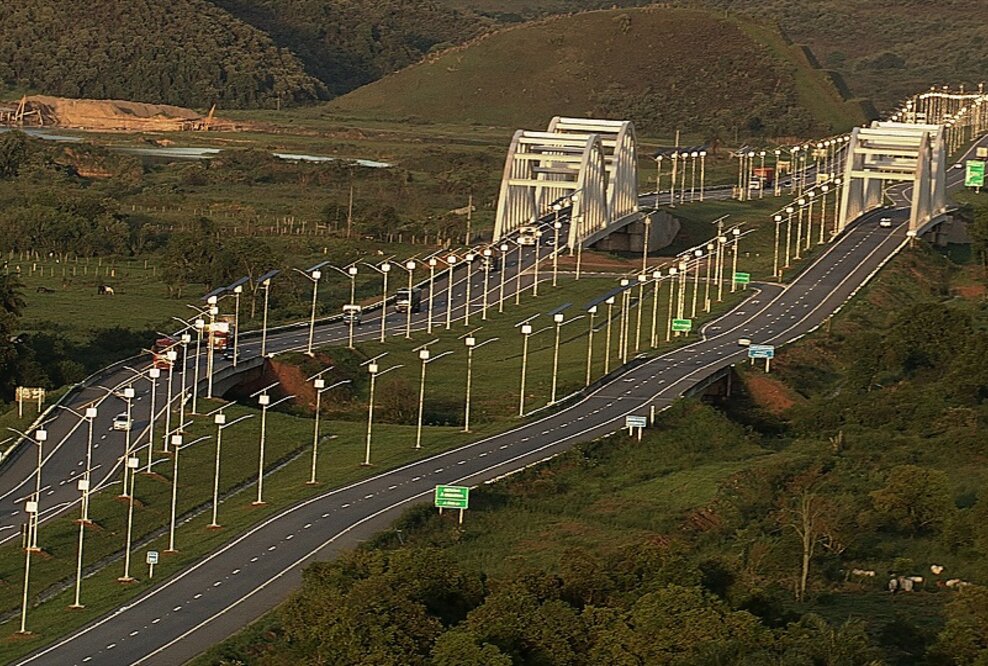 KYOCERA Solar sorgt für Beleuchtung auf dem Arco Metropolitano, der längsten solar beleuchteten Autobahn Brasil