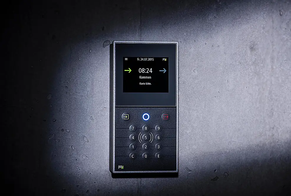 PCS präsentiert neues hybrides Zeiterfassungsterminal INTUS 5200 mit Touch und Tastatur.