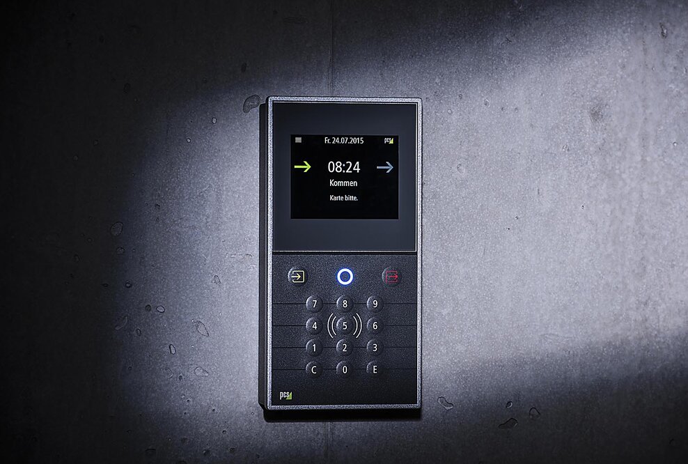PCS präsentiert neues hybrides Zeiterfassungsterminal INTUS 5200 mit Touch und Tastatur.