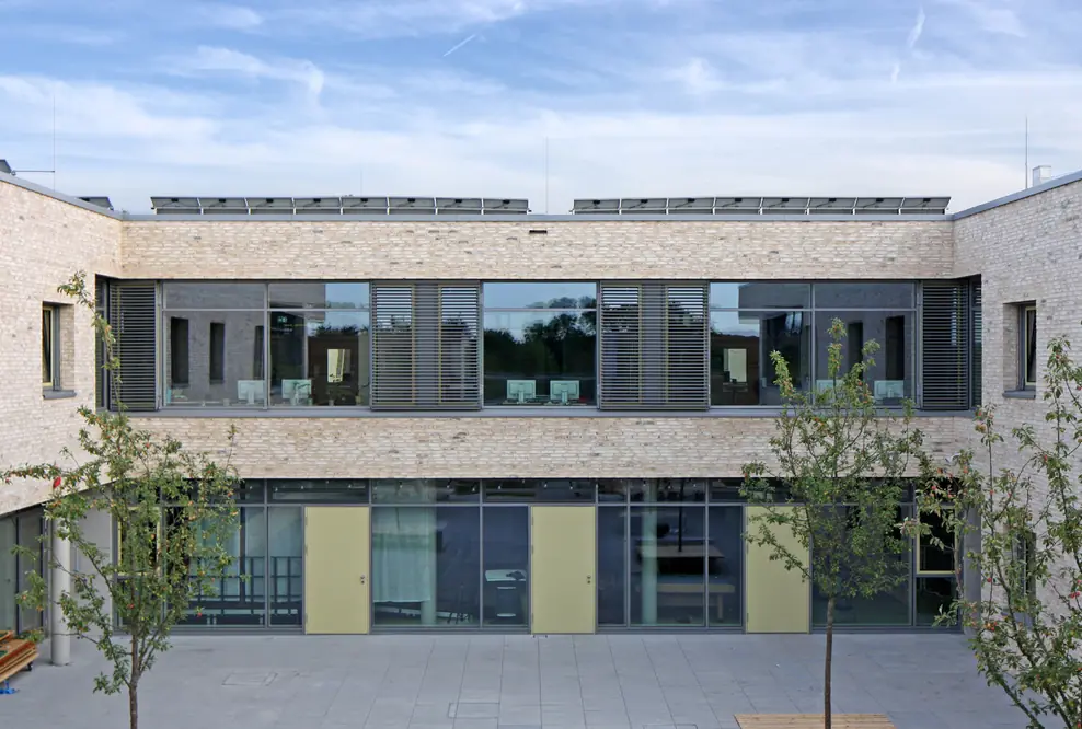 Rubner realisiert Erweiterungsbau des Sonderschulzentrums mit Pfosten-Riegel-Fassaden und Glasdach