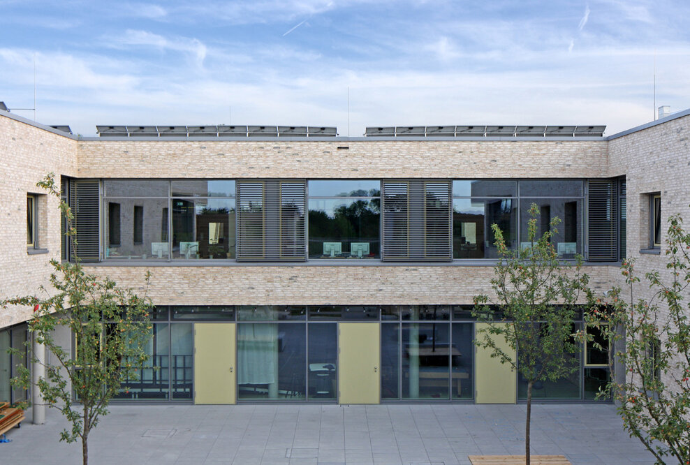 Rubner realisiert Erweiterungsbau des Sonderschulzentrums mit Pfosten-Riegel-Fassaden und Glasdach
