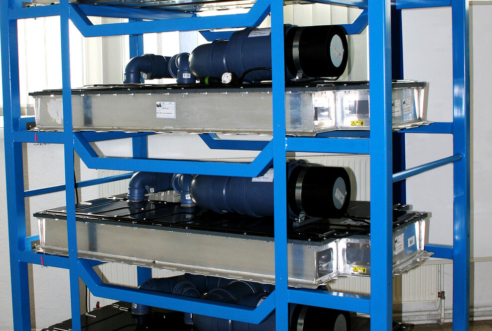 Die Wiederverwendung von gebrauchten Elektrofahrzeug-Batterien in stationären Anwendungen.