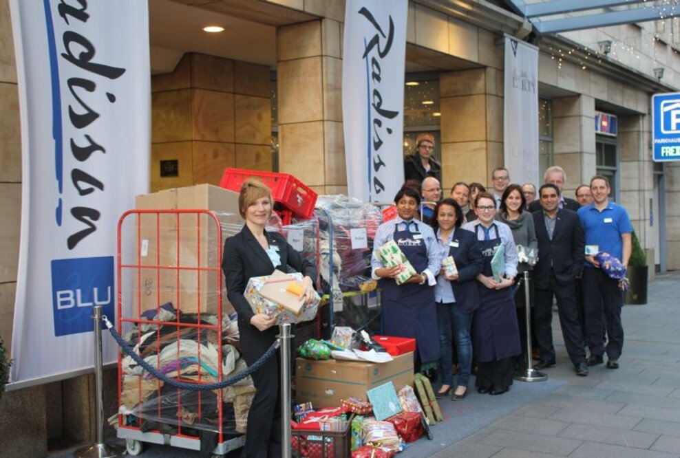 RADISSON BLU HOTEL, BREMEN SPENDET SECHS CONTAINER WINTERKLEIDUNG FÜR FLÜCHTLINGE