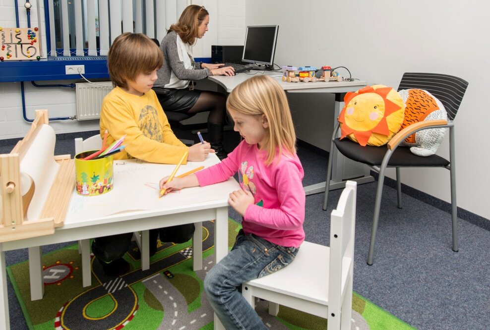 hl-studios richtet Eltern-Kind-Zimmer ein - mit Mama und Papa in der Agentur