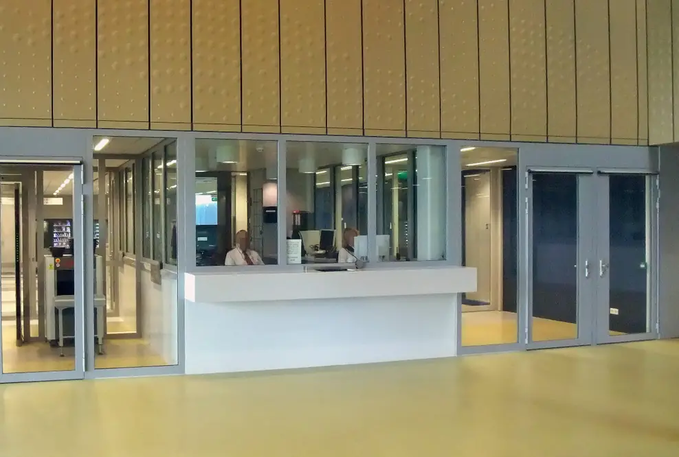 Umfassende Sicherheit mit zertifiziertem Profilsystem – ergänzt um Fenster und Trennwände