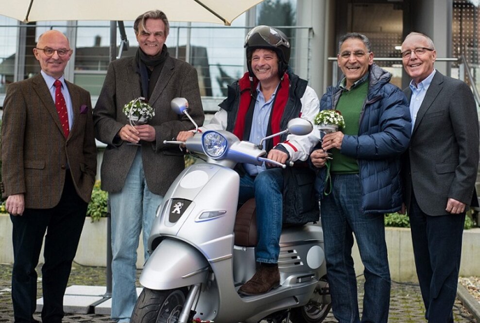 Ärztliche VerrechnungsStelle Büdingen überreichte Jubiläums-Gewinne