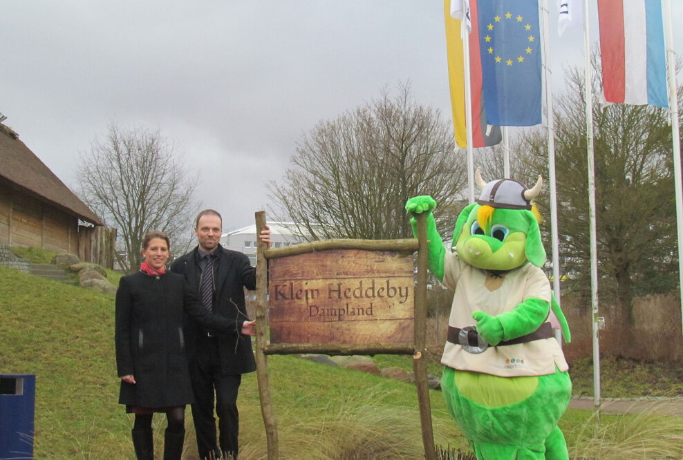 Die neue Wikingerwelt an der Ostsee: Enthüllung des Ortsschilds von Klein Heddeby legt Grundstein für „Dampland“